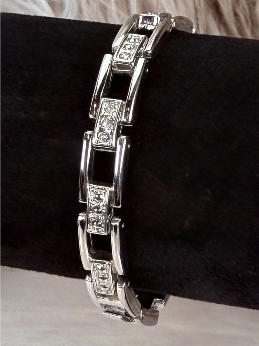 Beautiful vintage silvertone, bling chain, link bracelet